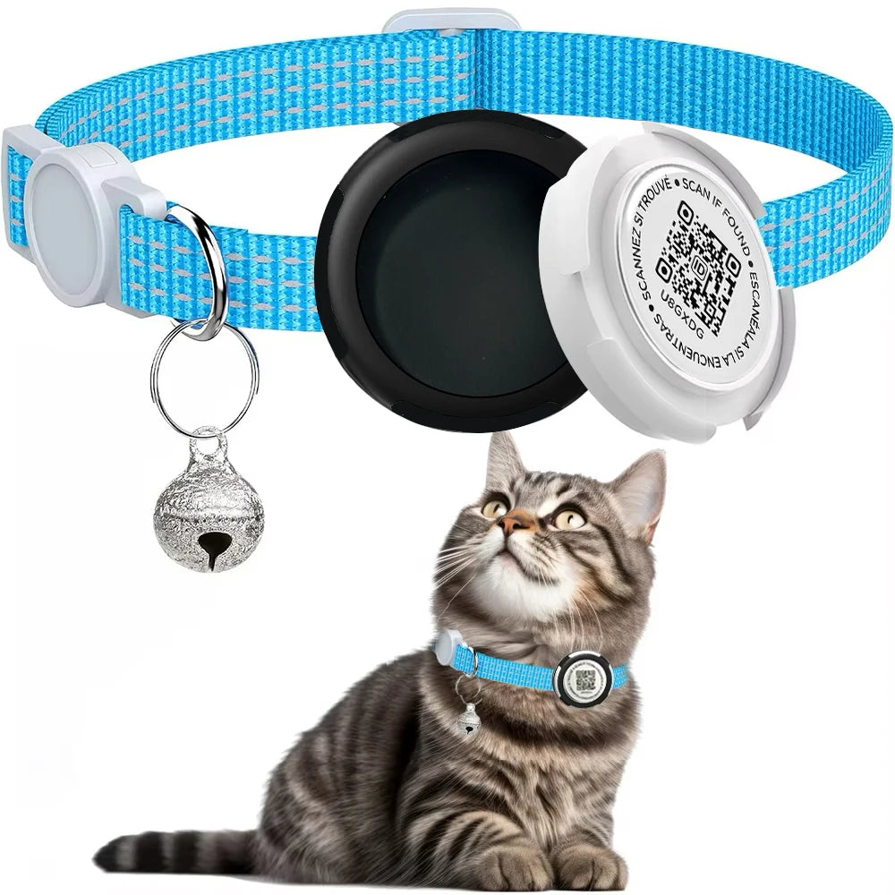 Collier gps chat bleu azur réfléchissant avec support de protection noir pour AirTag et médaillon QR code « Scannez si trouvé ». Le visuel présente l'assemblage du boîtier et un chaton tigré portant l'équipement. Une solution de sécurité hybride idéale comme collier gps pour chaton, alliant traçage en temps réel et identification numérique via ce collier gps.