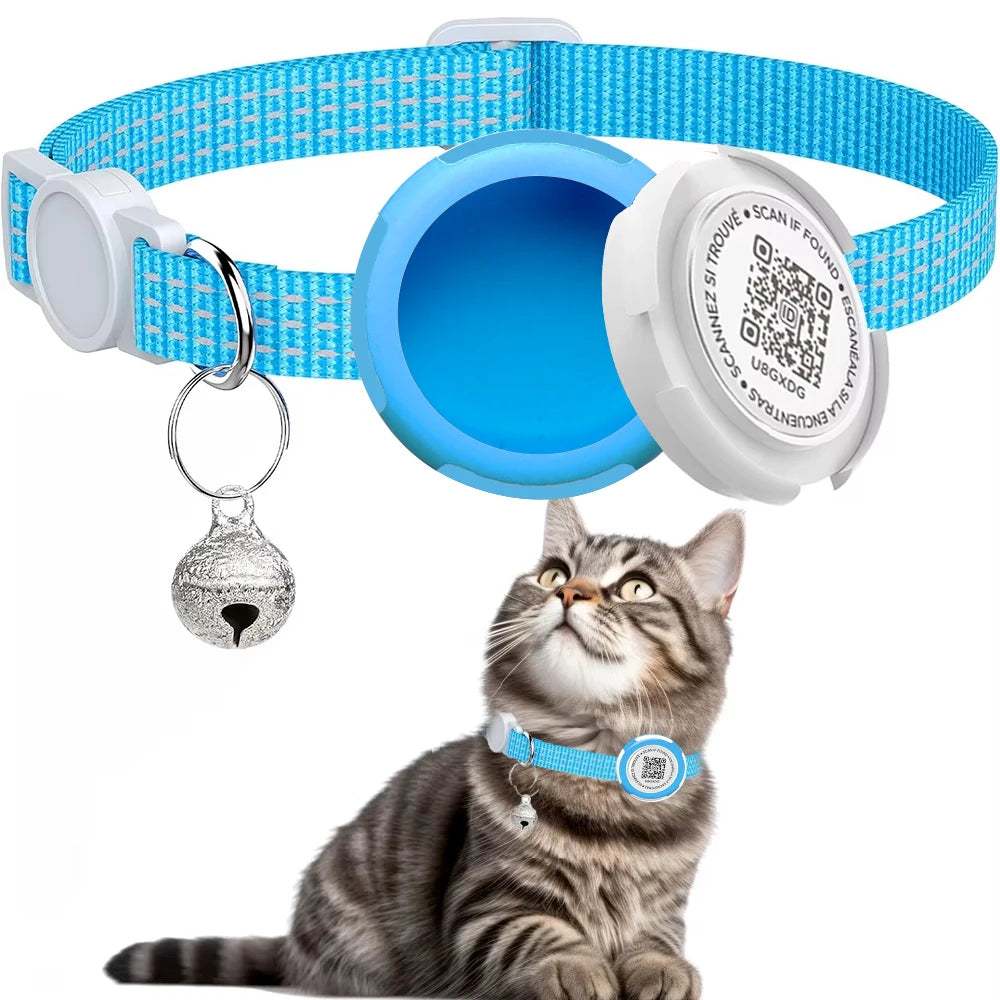 Collier gps chat bleu ciel réfléchissant avec support de protection bleu pour AirTag et médaillon QR code « Scannez si trouvé ». Le visuel présente l'assemblage du boîtier et un chaton tigré portant l'équipement. Une solution de sécurité hybride idéale comme collier gps pour chaton, alliant traçage en temps réel et identification numérique via ce collier gps.