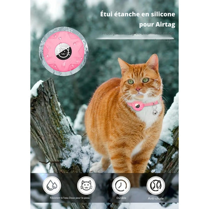 Chat roux portant un collier gps chat rose dans un paysage enneigé. Le visuel met en avant l'étui en silicone étanche (Silicone Waterproof AirTag Case) protégeant le traceur contre l'humidité et les dommages. Ce collier gps durable, doux pour la peau et anti-chute est idéal comme premier collier gps pour chaton aventurier.