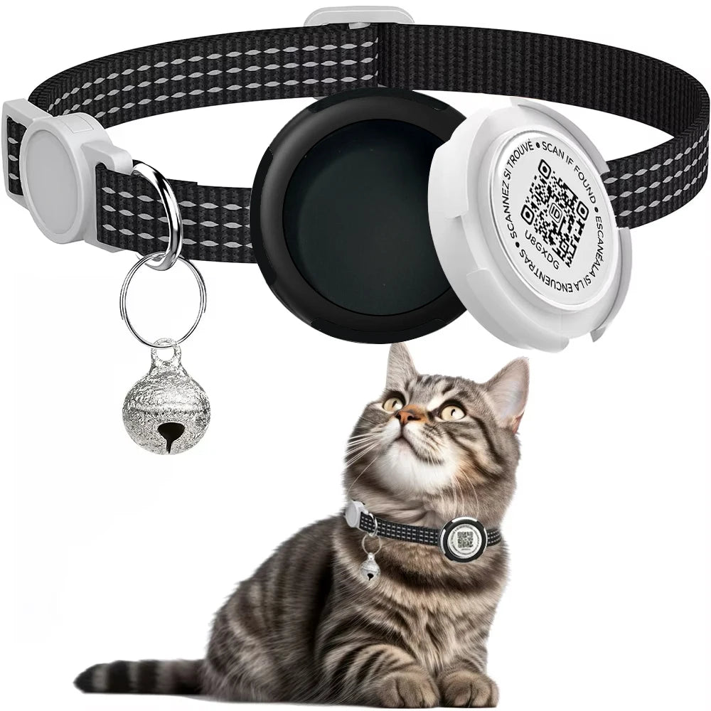 Collier gps chat noir réfléchissant avec support de protection pour AirTag et médaillon QR code « Scannez si trouvé ». Le visuel présente l'assemblage du boîtier et un chaton tigré portant l'équipement. Une solution de double sécurité idéale comme collier gps pour chaton, alliant traçage en temps réel et identification numérique via ce collier gps.