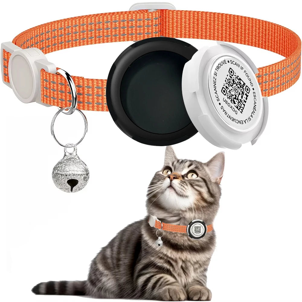 Collier gps chat orange avec bandes réfléchissantes, support de protection noir pour AirTag et médaillon QR code d'identification « Scannez si trouvé ». Le visuel présente l'assemblage du boîtier et un chaton tigré portant l'équipement complet. Une solution de sécurité hybride idéale comme premier collier gps pour chaton, alliant le suivi en temps réel et une identité numérique via ce collier gps.