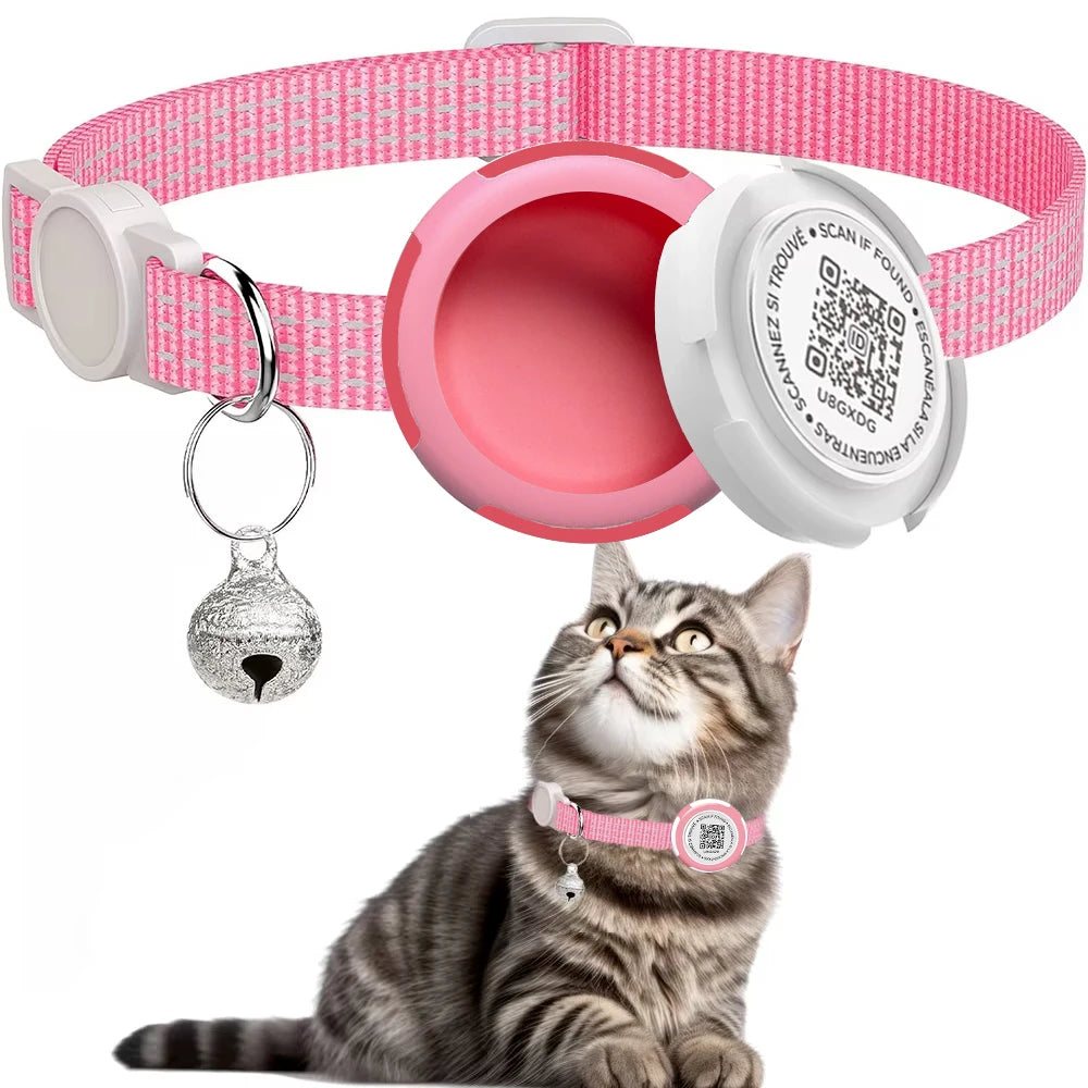 Collier gps chat rose réfléchissant avec support de protection rose pour AirTag et médaillon QR code « Scannez si trouvé ». Le visuel présente l'assemblage du boîtier et un chaton tigré portant l'équipement. Une solution de double sécurité idéale comme collier gps pour chaton, alliant traçage en temps réel et identification numérique via ce collier gps.