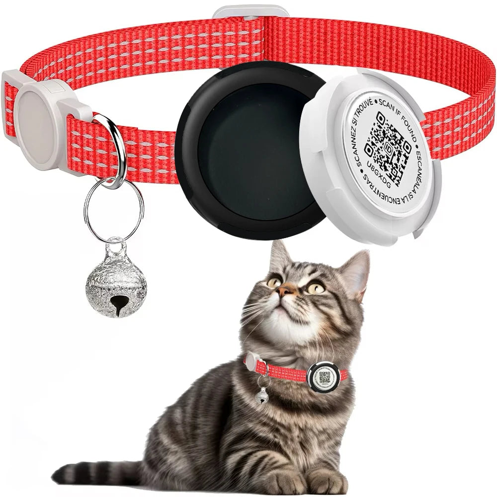Collier gps chat rouge avec bandes réfléchissantes et médaillon QR code d'identification « Scannez si trouvé ». Le visuel détaille l'assemblage du boîtier de protection noir et du couvercle blanc accueillant le traceur. Une solution de sécurité totale idéale comme premier collier gps pour chaton, alliant le suivi en temps réel et une identité numérique via ce collier gps ultra-complet.