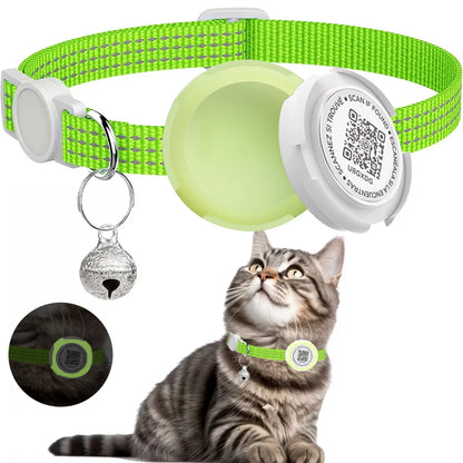 Collier gps chat vert fluo réfléchissant avec support de protection phosphorescent pour AirTag et médaillon QR code « Scannez si trouvé ». L'image montre l'effet lumineux dans l'obscurité (macaron en bas à gauche) et un chaton tigré portant l'équipement. Une solution de sécurité totale idéale comme collier gps pour chaton, alliant haute visibilité nocturne et traçage via ce collier gps.