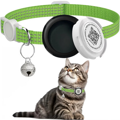 Collier gps chat vert pomme réfléchissant avec support de protection noir pour AirTag et médaillon QR code « Scannez si trouvé ». Le visuel présente l'assemblage du boîtier et un chaton tigré portant l'équipement. Une solution de sécurité hybride idéale comme collier gps pour chaton, alliant traçage en temps réel et identification numérique via ce collier gps.