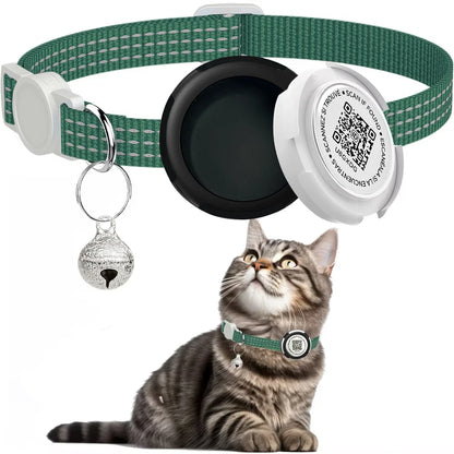 Collier gps chat vert forêt réfléchissant avec support de protection noir pour AirTag et médaillon QR code « Scannez si trouvé ». Le visuel présente l'assemblage du boîtier et un chaton tigré portant l'équipement. Une solution de sécurité hybride idéale comme collier gps pour chaton, alliant traçage en temps réel et identification numérique via ce collier gps.