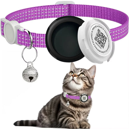 Collier gps chat violet réfléchissant avec support de protection noir pour AirTag et médaillon QR code « Scannez si trouvé ». Le visuel présente l'assemblage du boîtier et un chaton tigré portant l'équipement. Une solution de double sécurité idéale comme collier gps pour chaton, alliant traçage en temps réel et identification numérique via ce collier gps.