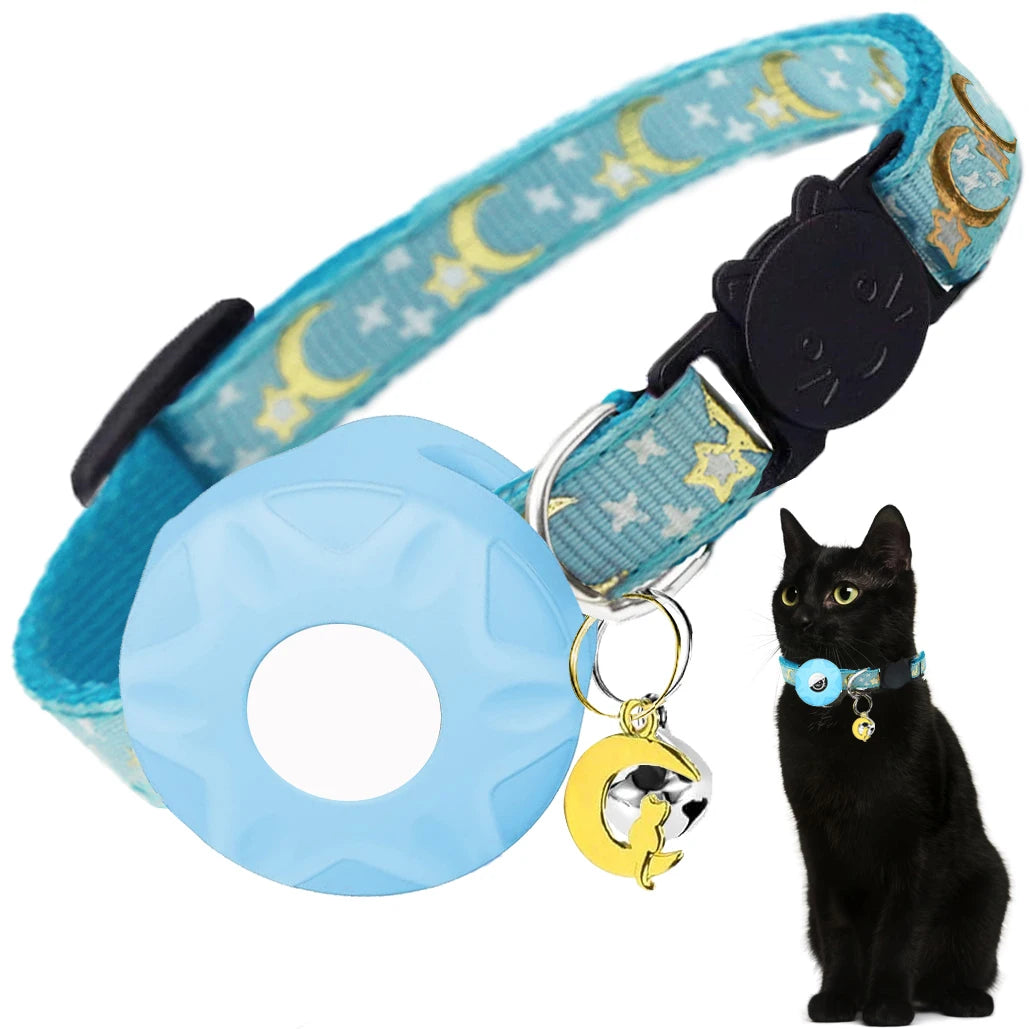 Collier gps chat bleu ciel avec motifs lunes et étoiles dorées, équipé d'un support de protection pour traceur et d'un pendentif lune avec silhouette de chat. Le visuel met en avant la boucle de sécurité en forme de tête de chat noir. Un accessoire élégant et sécurisé, idéal comme collier gps pour chaton, offrant un suivi fiable grâce à ce collier gps adapté aux petits félins.