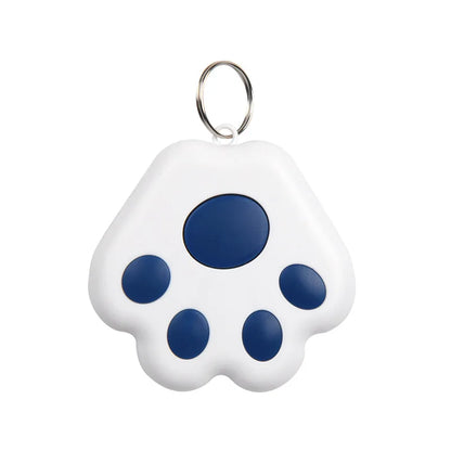 Collier gps chat noir à motifs pattes de chat, équipé d'un support de protection circulaire pour traceur et d'un pendentif décoratif en forme de patte blanche et noire. Porté par un chat gris et blanc, ce modèle illustre un collier gps pour chaton léger et ajustable. Un accessoire de suivi sécurisé qui allie style et technologie avec ce collier gps parfaitement adapté aux besoins des petits félins.