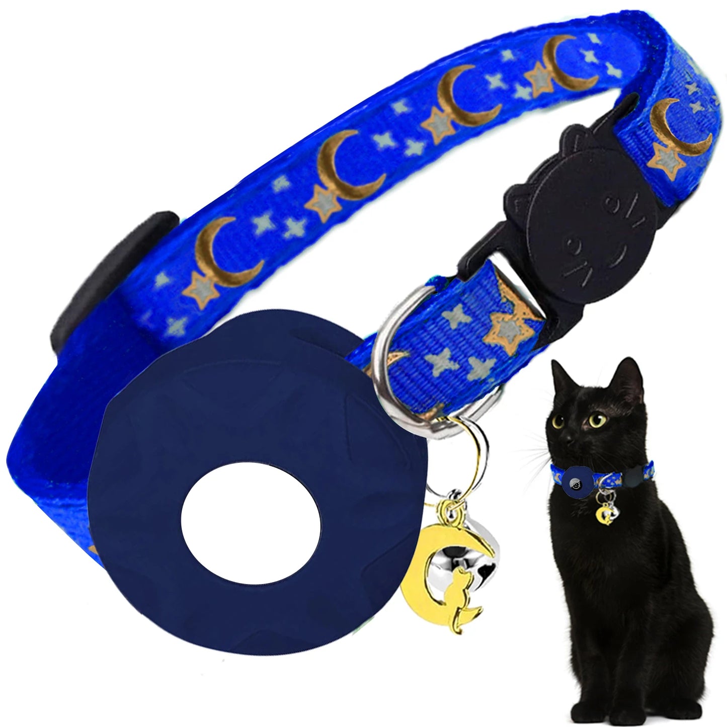 Collier gps chat bleu avec motifs lunes et étoiles dorées, équipé d'un support de protection pour traceur et d'un pendentif lune avec silhouette de chat. Le visuel met en avant la boucle de sécurité en forme de tête de chat noir. Un accessoire élégant et sécurisé, idéal comme collier gps pour chaton, offrant un suivi fiable grâce à ce collier gps adapté aux petits félins.