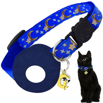 Collier gps chat bleu avec motifs lunes et étoiles dorées, équipé d'un support de protection pour traceur et d'un pendentif lune avec silhouette de chat. Le visuel met en avant la boucle de sécurité en forme de tête de chat noir. Un accessoire élégant et sécurisé, idéal comme collier gps pour chaton, offrant un suivi fiable grâce à ce collier gps adapté aux petits félins.
