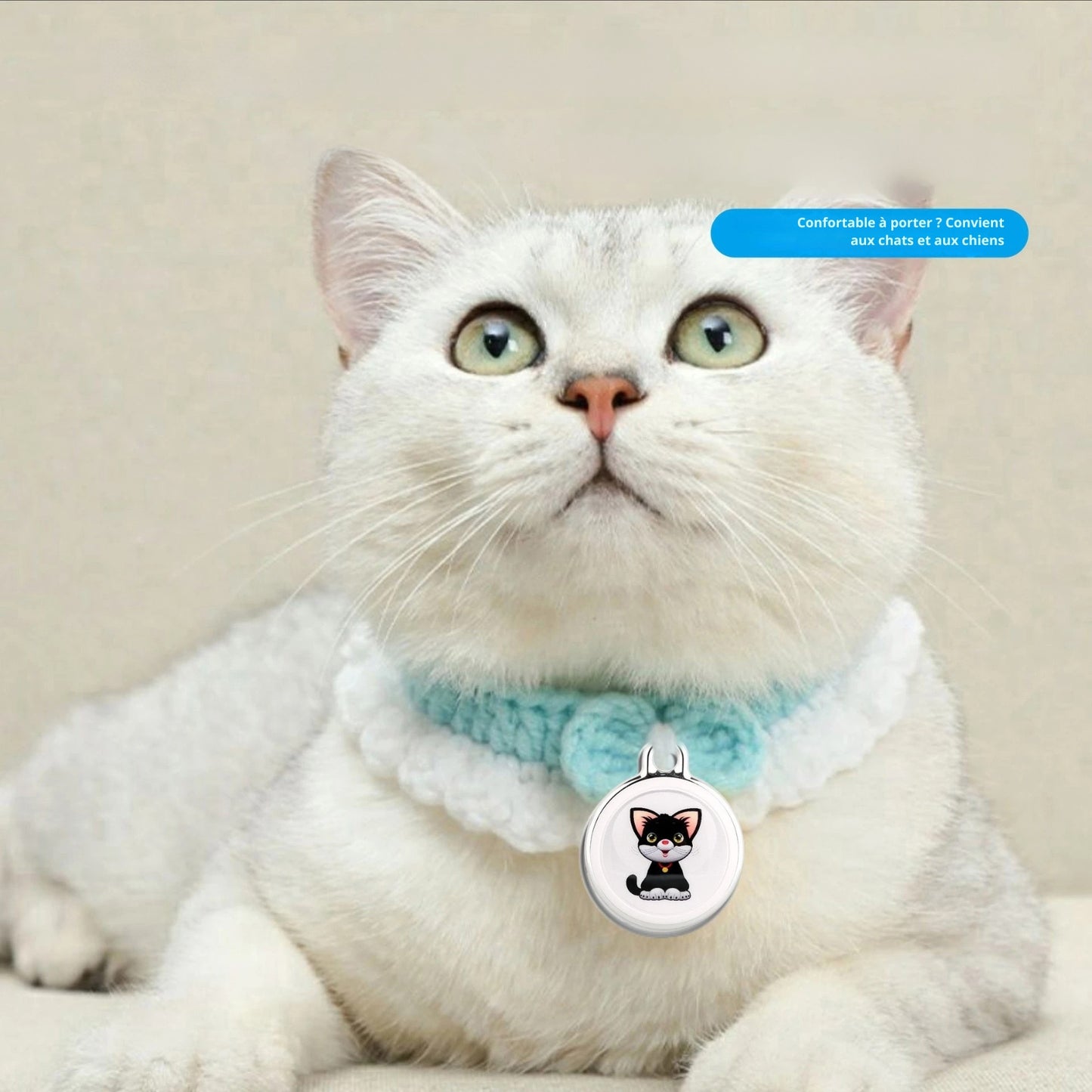 Collier gps chat artisanal en laine tricotée bleu ciel et blanc avec un pendentif médaillon illustré d'un chaton. Le visuel met en avant un chat blanc portant cet accessoire doux avec la mention « Confortable à porter ». Une solution de traçage stylée, idéale comme premier collier gps pour chaton grâce à sa légèreté, permettant un suivi sécurisé via ce collier gps adapté aux chats et petits chiens.