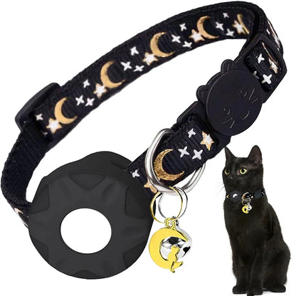 Collier gps chat noir avec motifs lunes et étoiles dorées, équipé d'un support de protection pour traceur et d'un pendentif lune avec silhouette de chat. Le visuel met en avant la boucle de sécurité en forme de tête de chat noir. Un accessoire élégant et sécurisé, idéal comme collier gps pour chaton, offrant un suivi fiable grâce à ce collier gps adapté aux petits félins.