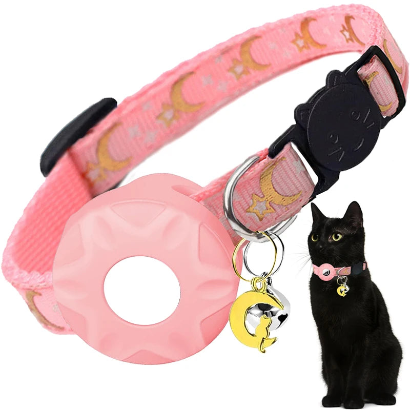 Collier gps chat rose avec motifs lunes et étoiles dorées, équipé d'un support de protection pour traceur et d'un pendentif lune avec silhouette de chat. Le visuel met en avant la boucle de sécurité en forme de tête de chat noir. Un accessoire élégant et sécurisé, idéal comme collier gps pour chaton, offrant un suivi fiable grâce à ce collier gps adapté aux petits félins.