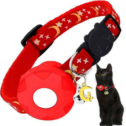 Collier gps chat rouge avec motifs lunes et étoiles blanches, équipé d'un support de protection pour traceur et d'un pendentif lune avec silhouette de chat. Le visuel met en avant la boucle de sécurité en forme de tête de chat noir. Un accessoire élégant et sécurisé, idéal comme collier gps pour chaton, offrant un suivi fiable grâce à ce collier gps adapté aux petits félins.