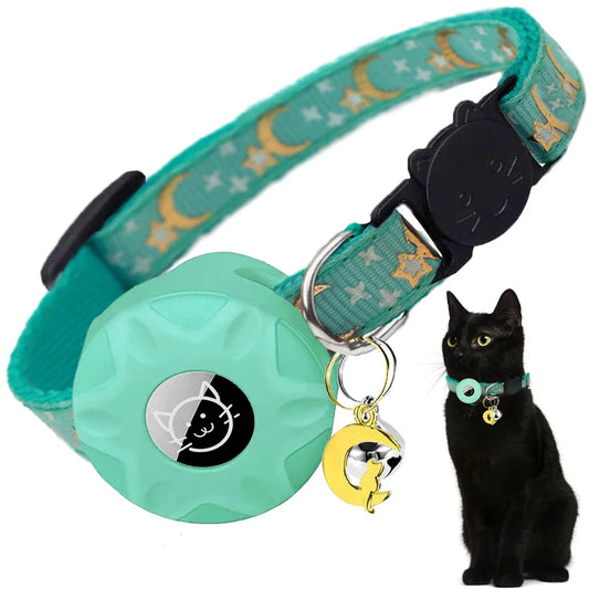 Collier gps chat vert menthe avec motifs lunes et étoiles dorées, équipé d'un support de protection pour traceur et d'un pendentif lune avec silhouette de chat. Le visuel met en avant la boucle de sécurité en forme de tête de chat noir. Un accessoire élégant et sécurisé, idéal comme collier gps pour chaton, offrant un suivi fiable grâce à ce collier gps adapté aux petits félins.