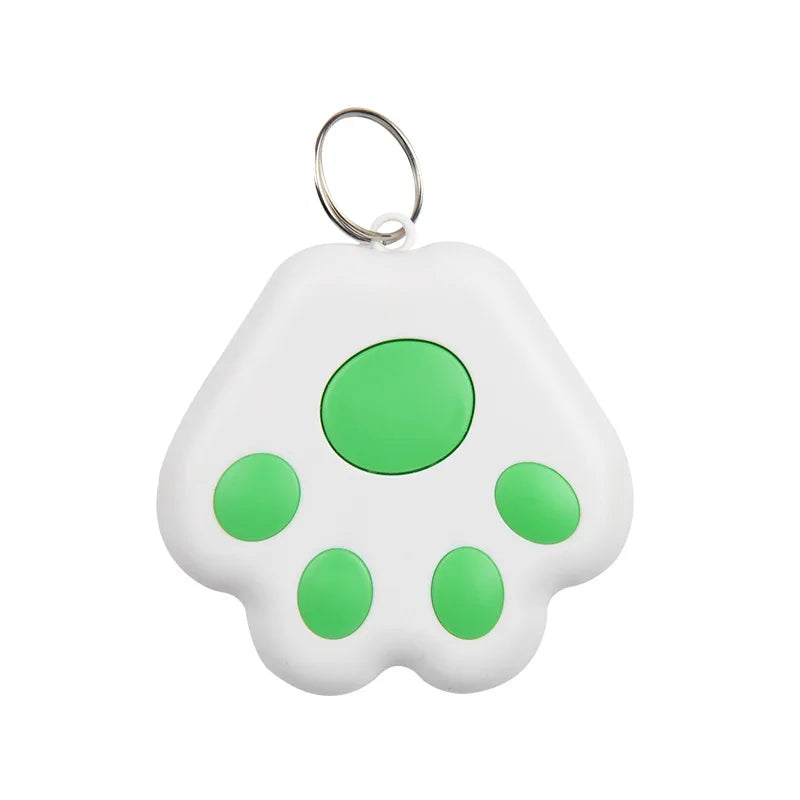 Collier gps chat vert à motifs pattes de chat, équipé d'un support de protection circulaire pour traceur et d'un pendentif décoratif en forme de patte blanche et noire. Porté par un chat gris et blanc, ce modèle illustre un collier gps pour chaton léger et ajustable. Un accessoire de suivi sécurisé qui allie style et technologie avec ce collier gps parfaitement adapté aux besoins des petits félins.