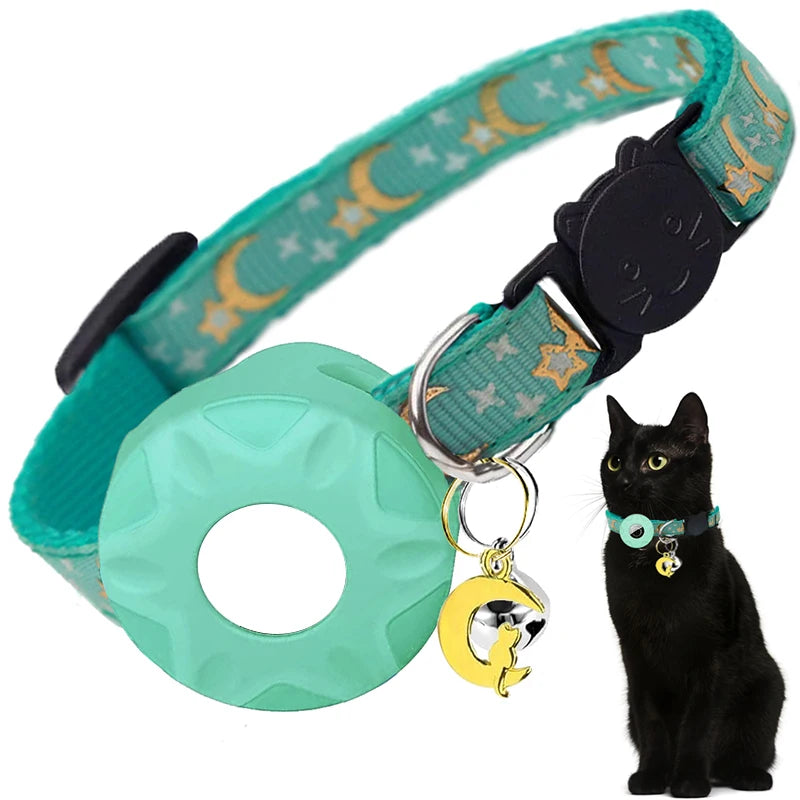 Collier gps chat vert menthe avec motifs lunes et étoiles dorées, équipé d'un support de protection pour traceur et d'un pendentif lune avec silhouette de chat. Le visuel met en avant la boucle de sécurité en forme de tête de chat noir. Un accessoire élégant et sécurisé, idéal comme collier gps pour chaton, offrant un suivi fiable grâce à ce collier gps adapté aux petits félins.