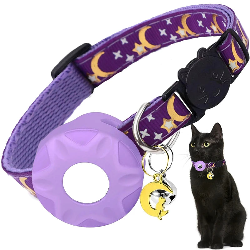 Collier gps chat violet avec motifs lunes et étoiles dorées, équipé d'un support de protection pour traceur et d'un pendentif lune avec silhouette de chat. Le visuel met en avant la boucle de sécurité en forme de tête de chat noir. Un accessoire élégant et sécurisé, idéal comme collier gps pour chaton, offrant un suivi fiable grâce à ce collier gps adapté aux petits félins