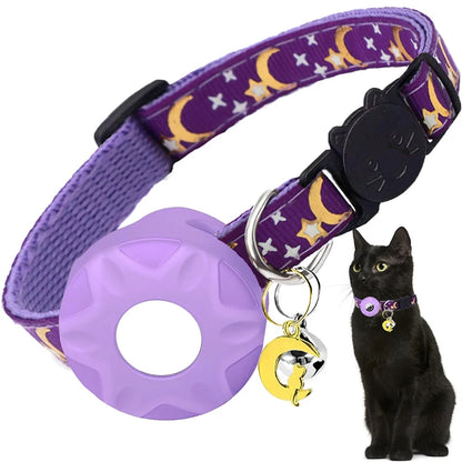 Collier gps chat violet avec motifs lunes et étoiles dorées, équipé d'un support de protection pour traceur et d'un pendentif lune avec silhouette de chat. Le visuel met en avant la boucle de sécurité en forme de tête de chat noir. Un accessoire élégant et sécurisé, idéal comme collier gps pour chaton, offrant un suivi fiable grâce à ce collier gps adapté aux petits félins