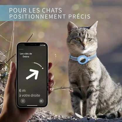 Collier GPS pour chat bleu ciel de haute qualité, effet cuir, avec bande centrale réfléchissante et support AirTag intégré. Ce collier GPS chat réglable avec boucle de sécurité breakaway combine style et localisation précise pour les félins baroudeurs.