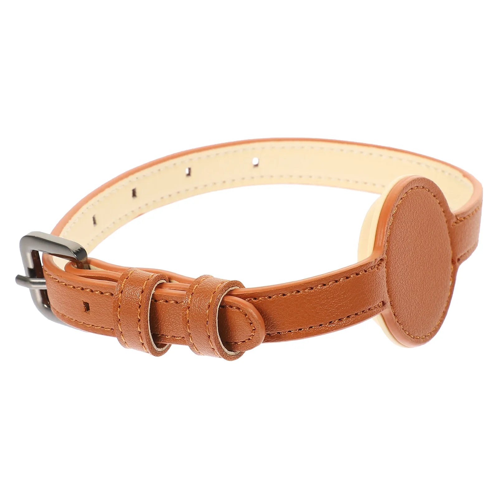 Collier gps pour chat marron en cuir synthétique de haute qualité avec support circulaire intégré pour AirTag. Ce collier gps chat élégant dispose d'une boucle métallique robuste et d'une doublure beige confortable. Accessoire de suivi type collier gps à chat alliant design classique, durabilité et sécurité pour votre animal.