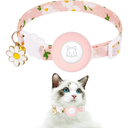 Collier GPS pour chat au motif de pâquerettes sur fond rose, équipé d'un support AirTag intégré et d'une boucle breakaway. Ce collier GPS chat stylé avec charm floral combine parfaitement sécurité anti-étranglement et esthétique bohème pour votre petit animal.