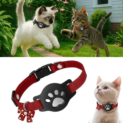 Chat tigré roux portant un collier gps pour chat noir à boucle de sécurité (breakaway) et support en silicone texturé. Ce collier gps chat domestique, confortable et ajustable, offre une protection discrète pour votre animal. Solution type collier gps à chat bureau, pour la sécurité de votre félin à la maison.