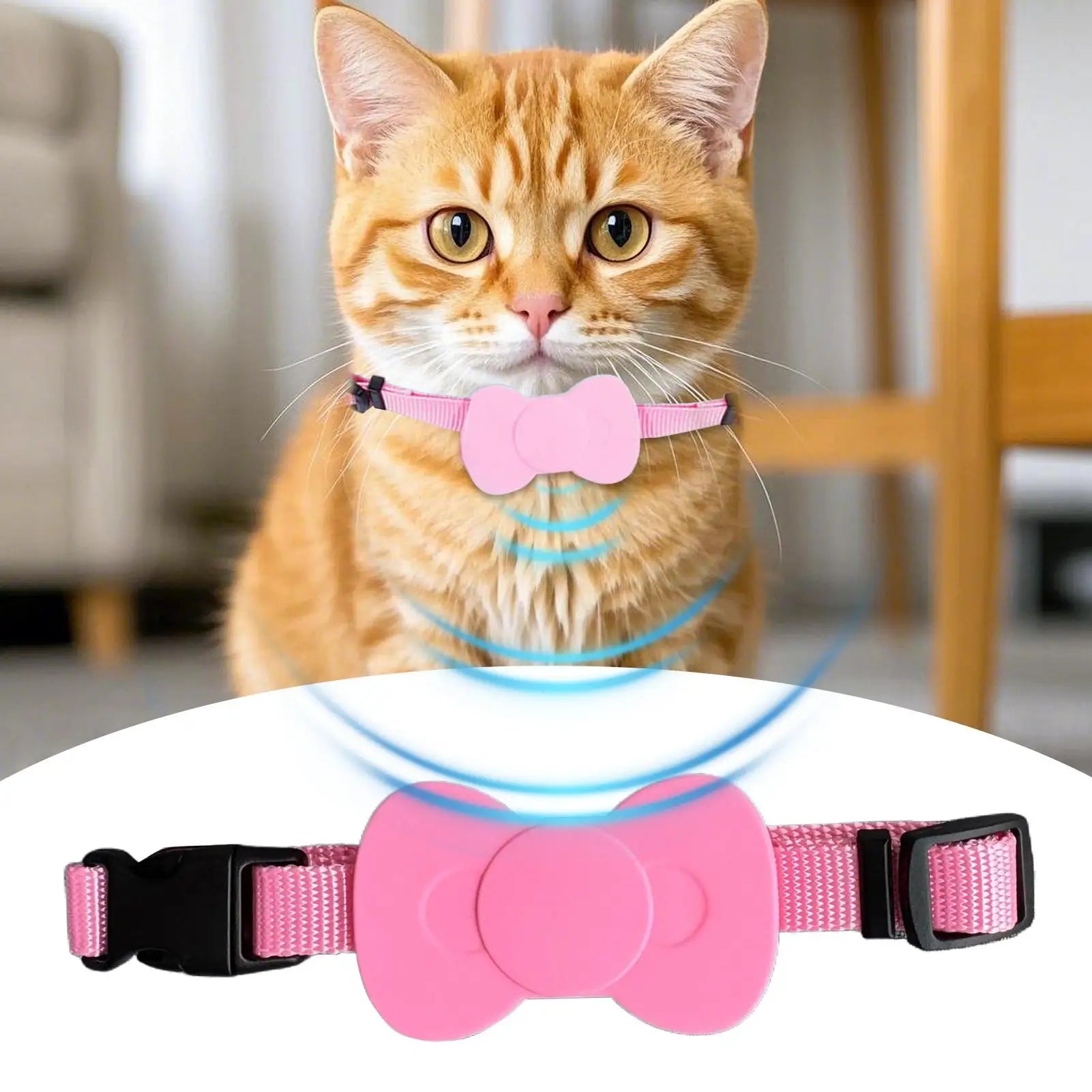 Collier gps pour chat rose avec support AirTag en forme de nœud papillon. Chat roux portant ce collier gps chat réglable affichant des ondes de signal de localisation active. Un accessoire de sécurité type collier gps à chat bureau avec boucle breakaway noire et sangle en nylon durable pour un suivi précis.