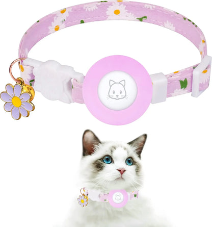 Collier gps pour chat violet floral avec motif pâquerettes et support AirTag intégré. Ce collier gps chat mauve dispose d'une boucle de sécurité breakaway blanche et d'une breloque fleur assortie. Un accessoire de suivi type collier gps à chat bureau combinant élégance, haute visibilité et protection pour votre animal.