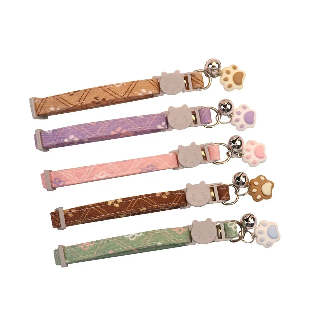 Collier pour chat rose en velours doux orné d'un pendentif cœur en strass brillants. Ce collier chaton chic et scintillant est équipé d'une boucle réglable et d'une clochette argentée. Accessoire réglable pour collier chat alliant élégance et confort. Les Trésors d'Owka.