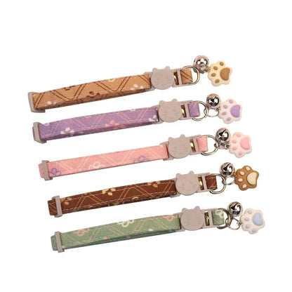 Collier pour chat rose en velours doux orné d'un pendentif cœur en strass brillants. Ce collier chaton chic et scintillant est équipé d'une boucle réglable et d'une clochette argentée. Accessoire réglable pour collier chat alliant élégance et confort. Les Trésors d'Owka.