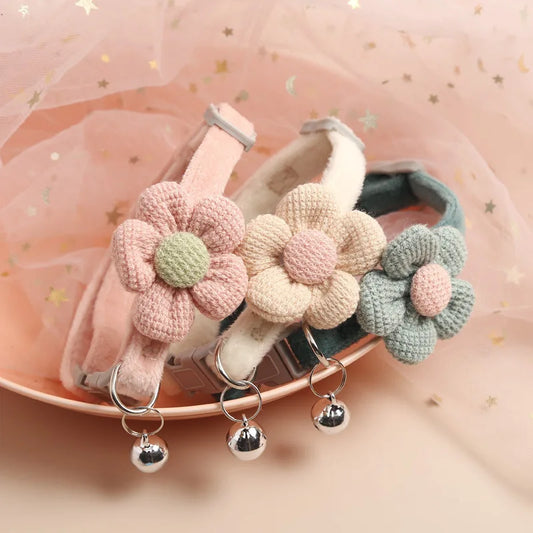 Gamme de colliers pour chat en velours ultra-doux ornés d'une grande fleur tricotée. Couleurs rose, crème et vert sauge avec clochettes argentées. Ce collier chaton réglable offre un confort maximal pour le cou des animaux. Accessoire de luxe style kawaii pour collier chat. Les Trésors d'Owka.