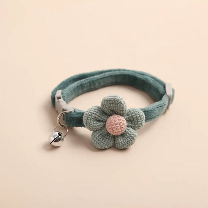Collier pour chat vert sauge en velours côtelé ultra-doux avec une fleur tricotée au cœur rose. Ce collier chaton ajustable est muni d'un grelot argenté et d'un fermoir de sécurité gris. Accessoire chic et confortable pour collier chat au design bohème et naturel. Qualité premium Les Trésors d'Owka.