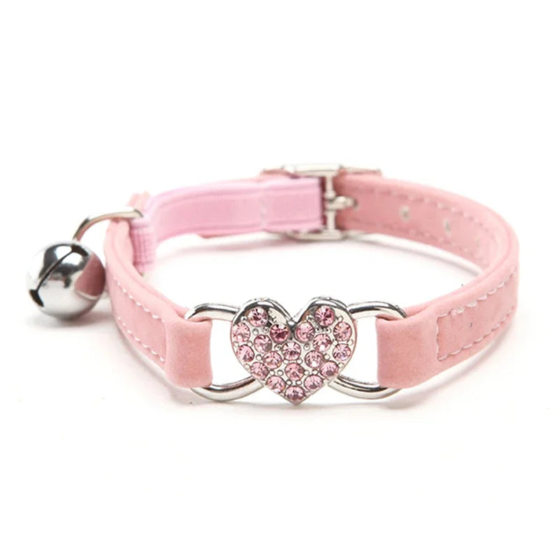 Collier pour chat rose en velours doux orné d'un pendentif cœur serti de strass roses brillants. Ce collier chaton réglable avec clochette argentée est l'accessoire chic idéal pour un petit chat. Design luxueux, confortable et ajustable pour un look glamour au quotidien. Les Trésors d'Owka.