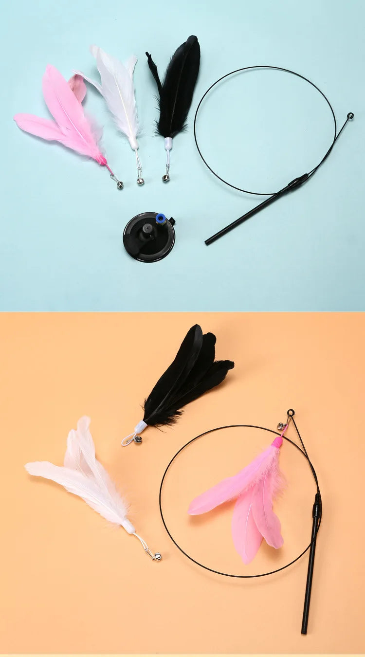 Présentation des composants du jouet pour chat : une ventouse puissante, une tige flexible noire et trois plumeaux interchangeables avec grelots de couleurs rose, blanc et noir.
