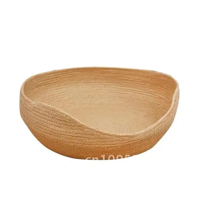 Panier pour chat au design moderne en corde tressée beige naturelle, doté d'un bord avant abaissé pour un accès facile et d'une structure circulaire robuste sans coussin.