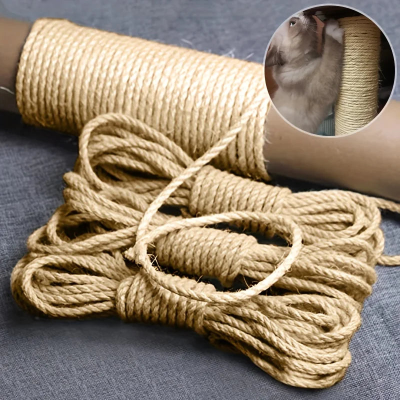 Bobines de corde en sisal naturel pour animaux, à côté d'un poteau d'arbre à chat enroulé. Un chat tigré observe le griffoir. Idéal pour fabriquer ou réparer un griffoir pour chat. Corde en sisal résistante et biodégradable. Les Trésors d'Owka.