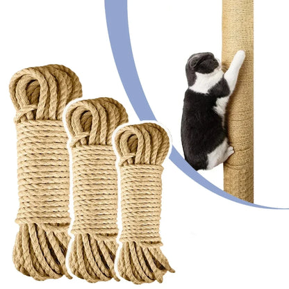 Bobines de corde en sisal naturel pour animaux, à côté d'un poteau d'arbre à chat enroulé. Un chat tigré observe le griffoir. Idéal pour fabriquer ou réparer un griffoir pour chat. Corde en sisal résistante et biodégradable. Les Trésors d'Owka.