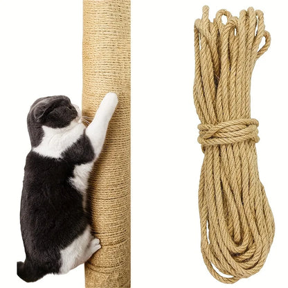 Corde en sisal pour animaux en botte de 20 mètres présentée à côté d'un chat noir et blanc utilisant un poteau de griffoir rénové. Idéal pour fabriquer ou réparer un arbre à chat avec du sisal chat résistant et naturel.