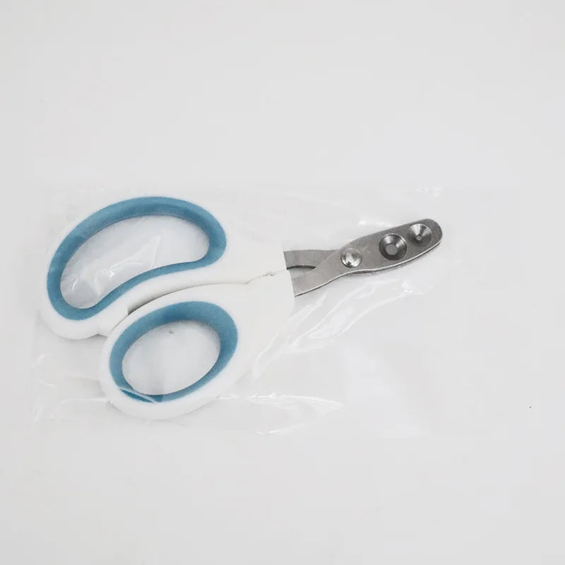 Coupe-ongles double trou pour chat et chien sous emballage de protection, modèle ergonomique bleu et blanc avec lames perforées en acier inoxydable pour griffes de toutes tailles.