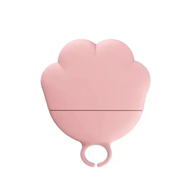 Couvercle hermétique rose pastel en silicone alimentaire pour boîte de conserve, design ergonomique en forme de patte de chat avec anneau de suspension intégré.
