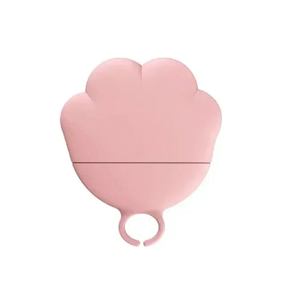 Couvercle hermétique rose pastel en silicone alimentaire pour boîte de conserve, design ergonomique en forme de patte de chat avec anneau de suspension intégré.