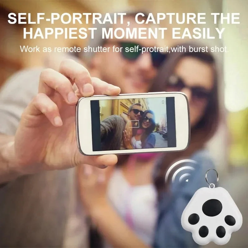 Traceur intelligent en forme de patte utilisé comme déclencheur à distance Bluetooth pour prendre des selfies et des photos de groupe facilement avec un smartphone.