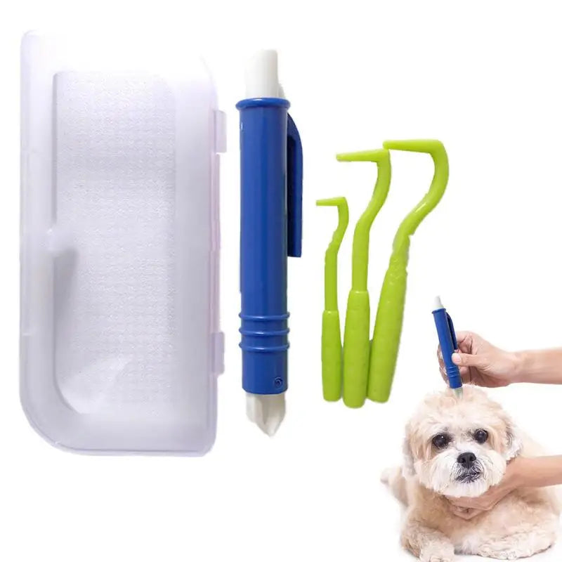 Utilisation d'une pince à tique type stylo bleu pour retirer une tique sur le pelage d'un chien Golden Retriever. L'image montre la précision du retrait sécurisé du parasite. Cet extracteur, aussi efficace comme pince tique chat, est un accessoire de soin indispensable. Optez pour cette pince tique ergonomique pour protéger la santé de vos animaux.