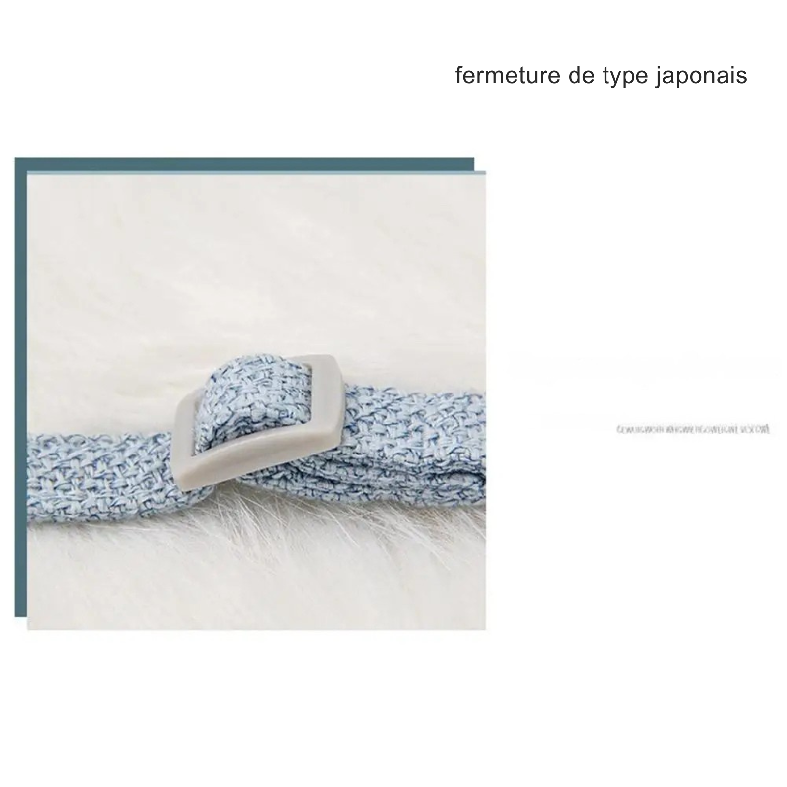 Gros plan sur la fermeture de type japonais et la boucle de réglage d'un harnais pour chat bleu en tissu tressé. Ce harnais chat ajustable offre un réglage précis pour un confort optimal et une sécurité anti-évasion. Un détail technique haut de gamme pour ce harnais animaux posé sur une texture douce, garantissant une ergonomie parfaite pour votre félin.