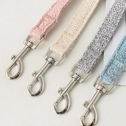 Gros plan sur les mousquetons rotatifs en métal des laisses pour chat assorties en tissu tressé rose, beige, gris et bleu. Un accessoire de promenade sécurisé indispensable pour accompagner chaque jouet pour chat en extérieur. Cette laisse durable est le complément idéal de vos jouet animaux pour stimuler votre félin en toute confiance. Un jouet chat d'éveil sensoriel passe aussi par des sorties réussies.