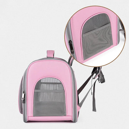 Zoom sur la poche latérale en filet mesh du sac à dos pour chat rose. Détail du rangement extérieur du sac dos pour chat Les Trésors d'Owka avec fermetures éclair robustes. Sac dos chat pratique et organisé pour transporter accessoires et friandises en voyage.