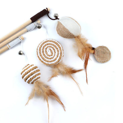 Gros plan sur trois modèles de cannes à pêche pour chat avec tiges en bois, présentant des jouets suspendus en sisal et toile de jute bicolore, agrémentés de plumes naturelles et de petites clochettes argentées.