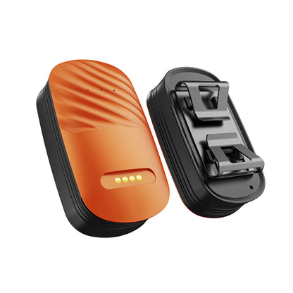 Vue recto-verso d'un boîtier de collier gps chat orange corail haute visibilité. Le visuel détaille la face avant avec port de charge magnétique et la face arrière équipée de deux clips de fixation robustes en métal. Un dispositif de traçage léger et sécurisé, idéal pour être monté sur un collier gps pour chaton, garantissant une tenue parfaite du collier gps lors des explorations.